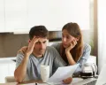 Stop jadi korban teror pinjol! Temukan alasan mengapa debt collector semakin agresif dan cara cerdas mengurangi frekuensi penagihan. (Sumber: Freepik/wayhomestudio)
