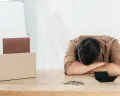 Ilustrasi debitur galbay yang sering dapat tagihan dari debt collector pinjol. (Sumber: Freepik)