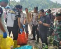 Evakuasi jasad bayi di Serang ke RS Bhayangkara. (Sumber: Dok. Polsek Taktakan)
