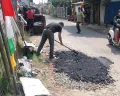 Petugas PUPR Kota Depok memperbaiki kerusakan di Jalan Al Muhajirin, Sawangan, Kamis, 15 Mei 2025. (Sumber: Dok. Dinas PUPR Depok)