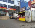 Minimarket di Jalan KH Mas Mansyur, Tanah Abang, Jakarta Pusat yang jadi lokasi perampokan, Kamis, 15 Mei 2025. (Sumber: Poskota/Ali Mansur)