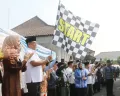 Gubernur Banten, Andra Soni didampingi Bupati Serang Rachmatuzakiyah melepas rombongan haji di halaman pendopo Bupati Serang. (Sumber: Dok. Pemkab Serang)