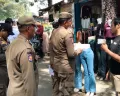 Satpol PP Kabupaten Tangerang mendistribusikan surat peringatan pertama kepada pemilik bangunan liar di wilayah Desa Sukamantri, Kecamatan Pasar Kemis, Kamis, 23 April 2026. (Sumber: Poskota/Veronica Prasetio)