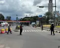 Potret Satlantas Polres Bogor saat memberlakukan one way di Jalur Puncak untuk mengurangi kepadatan. (Sumber: Poskota/Giffar Rivana)