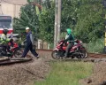 Ilustrasi, warga melintas di perlintasan rel tradisional di wilayah Bojonggede, Kabupaten Bogor. (Sumber: Poskota/Giffar Rivana)