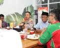 Kapolres Metro Depok Kombes Pol Abdul Waras melakukan koordinasi bersama  Ketua Gerakan pekerja dan buruh Indonesia Raya/Forum buruh Depok, Wido Praktino, kesiapan pengamanan buruh di Kota Depok. (Sumber: Poskota/Angga Pahlevi)
