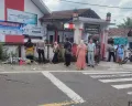 Sejumlah anggota Polisi saat melakukan olah TKP laka lantas di depan SD Negeri Sukaratu 5 Pandeglang. (Sumber: Poskota/Samsul Fatoni)
