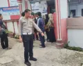 Anggota Polres Pandeglang saat melakukan olah TKP pada lokasi kecelakaan lalulintas maut di depan SDN Sukaratu 5. (Sumber: Poskota/Samsul Fatoni)