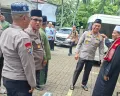 Kapolres Metro Depok, Kombes Pol Abdul Waras beserta jajaran berinteraksi dengan masyarakat di Masjid Jami Al Akhyar, Kelurahan Gandul, Kecamatan Cinere, Kota Depok, Jumat, 16 Januari 2026. (Sumber: Poskota/Angga Pahlevi)
