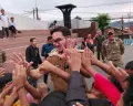 Bupati Bandung Barat, Jeje Ritchie Ismail menyapa anak-anak saat kunjungi Alun-Alun Lembang. (Sumber: Poskota/Gatot Poedji Utomo)