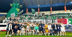 Para pemain Zhejiang FC merayakan kemenangan atas Persib bersama suporter di Stadion si Jalak Harupat. (Sumber: Instagram @zhejianggreentown)