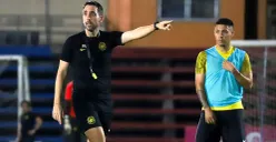 Pau Marti Vicente memimpin latihan Timnas Malaysia jelang laga perdana di Piala AFF 2024 kontra Kamboja. (Sumber: Instagram @famalaysia)