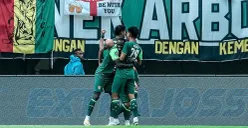 Selebrasi para pemain Persebaya setelah membobol gawang Arema di laga pekan 13 Liga 1 musim 2024-25. (Sumber: Instagram @officialpersebaya)