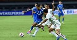 Striker Persib, Ciro Alves dikawal sejumlah pemain Malut United dalam laga pekan 14 Liga 1 musim 2024-25. (Sumber: persib.co.id)