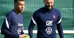 Penyebab renggangnya hubungan antara Benzema dan Mbappe, tak saling mendukung untuk mendapatkan penghargaan. (Sumber: X/ FootballTalkHQ)