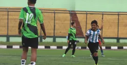 Anak-anak antusias menjalankan materi yang diberikan pelatih dalam kegiatan coaching clinic, di Stadion Siliwangi Bandung, Senin, 16 Desember 2024. (Sumber: Maniak Bola/Gatot Poedji Utomo)