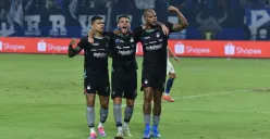 Tyronne Del Pino bersama Ciro Alves dan David da Silva melakukan selebrasi, usai mencetak gol ke gawang Persita. (Sumber:  | Foto: persib.co.id)