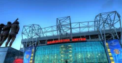 Pihak klub Manchester United harus segera melakukan pembangunan agar markasnya nyaman bagi pemain dan suporter (Sumber: X/  FootballIHub)