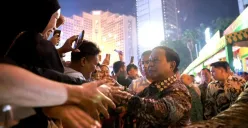 Presiden Prabowo Subianto menyapa ribuan warga yang merayakan momen pergantian tahun di kawasan Bunderan Hotel Indonesia. (Sumber: Instagram @prabowo)