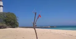 Contoh prompt dan cara edit foto lagi liburan di pantai pakai Gemini AI (Sumber: YouTube/Lamhotma Channel)