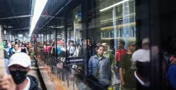 Sejumlah penumpang jasa angkutan Kereta Api Fajar Utama tujuan Solo-Jakarta tiba di Stasiun Pasar Senen, Jakarta. (Sumber: Poskota/Bilal Nugraha Ginanjar)