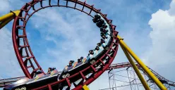 Pengunjung menikmati sejumlah wahana permaianan di Dunia Fantasi (Dufan), Taman Impian Jaya Ancol, Jakarta, Sabtu, 5 April, 2025. (Sumber: Poskota/Bilal Nugraha Ginanjar)