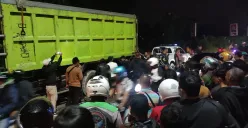 Ratusan warga saat menyaksikan proses evakuasi korban kecelakaan di Jalan Raya Taman Bunderan Mandala, Desa Kaduagung, Kecamatan Cibadak, Kabupaten Lebak. (Sumber: Poskota/Samsul Fatoni)