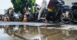 Ilustrasi jalan dilintasi pengendara. (Sumber: Poskota/Bilal Nugraha Ginanjar)