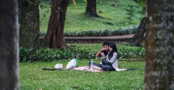 Pengunjung Taman Langsat, Jakarta Selatan. (Sumber: Poskota/Bilal Nugraha Ginanjar)