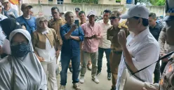Wakil Gubernur Banten, A Dimyati Natakusumah saat meninjau kegiatan pemutihan pajak kendaraan di Samsat Rangkasbitung, Lebak. (Sumber: Poskota/Samsul Fatoni)