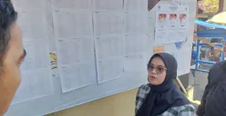 Anggota Bawaslu RI, Lolly Suhenty, turun langsung ke lapangan untuk memantau proses pemungutan suara di Tasikmalaya, Sabtu, 19 April 2025. (Sumber: Poskota)