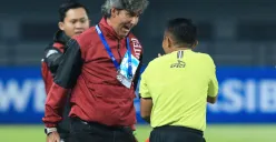 Pelatih Bali United, Stefano 'Teco' Cugurra melakukan protes kepada wasit saat laga timnya melawan Persib di Stadion Gelora Bandung Lautan Api (GBLA), Bandung, Jawa Barat, pada Jumat 18 April 2025. (Sumber: Poskota/Ade Mamad)