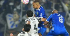 Gustavo Franca menyundul bola saat mencetak gol melawan Bali United. (Sumber: Poskota/Ade Mamad)