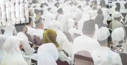 Para calon jemaah haji Indonesia saat mengikuti bimbingan Manasik Haji Nasional di Asrama Haji Pondok Gede, Jakarta, Sabtu, 19 April 2025. (Sumber: Poskota/Bilal Nugraha Ginanjar)