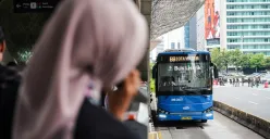 Seorang penumpang perempuan sedang menunggu kedatangan bus Transjakarta di halte, Senin, 21 April 2025. (Sumber: Poskota/Bilal Nugraha Ginanjar)