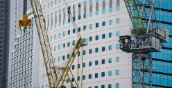 Ilustrasi, sejumlah pekerja melakukan pembangunan konstruksi gedung bertingkat di kawasan Sudirman, Jakarta, Senin, 21 April 2025. (Sumber: Poskota/Bilal Nugraha Ginanjar)