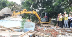 Pembongkaran sejumlah bangunan yang akan dibuat bundaran serta pelebaran jalan, di kawasan Jalan Cihanjuang, Kota Cimahi, Selasa, 22 April 2025. (Sumber: Poskota/Gatot Poedji Utomo)