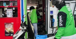 Sejumlah pengendara sepeda motor mengantre saat mengisi bahan bakar minyak (BBM) di Stasiun Pengisian Bahan Bakar Umum (SPBU) di kawasan Kuningan, Jakarta, beberapa hari lalu. (Sumber: Poskota/Bilal Nugraha Ginanjar)