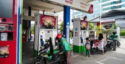Daftar harga BBM Pertamina yang mengalami penurunan hari ini, termasuk Pertamax. (Sumber: Poskota/Bilal Nugraha Ginanjar)