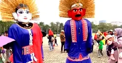 Pertunjukkan Ondel-Ondel khas Betawi turut memeriahkan Festival Lebaran Betawi di Monumen Nasional (Monas). (Sumber: Poskota/Primayanti Juli Kumala Manalu)