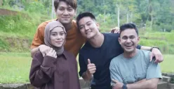 Potret Lesti Kejora dan teman-teman artisnya saat mengunjungi kampung halamannya di Cianjur, Jawa Barat. (Sumber: Instagram/ @rizkybillar)