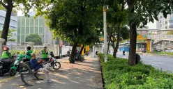 Trotoar di kawasan Salemba Raya, Jakarta Pusat, tampak dipakai pemotor hingga pedagang. (Sumber: Poskota/Pandi Ramedhan)