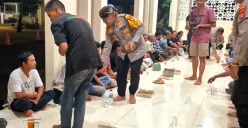 Kapolres Serang AKBP Condro Sasongko bersama puluhan pelaku pungli jalanan di Masjid As Salam. (Sumber: Dok. Satreskrim Polres Serang)