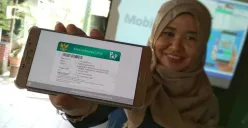peserta BPJS Kesehatan melakukan pengecekan nomor kartu melalui aplikasi Mobile JKN di ponsel. (Sumber: Dok/BPJS Kesehatan)