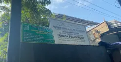 Plang tanah wakaf terpasang setelah penggusuran SMK PGRI 24 Jakarta. (Sumber: Poskota/Prima Juli Manalu)