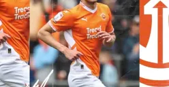 Elkan Baggott mendapat penghargaan dari Blackpool. (Sumber: Instagram/@blackpoolfc)