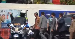 Presiden ke-7 Republik Indonesia, Joko Widodo (Jokowi) menyambangi Gedung SPKT Polda Metro Jaya, Jakarta Selatan, Kamis, 30 Apilr 2025. (Sumber: Poskota/Ali Mansur)