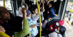Sejumlah Aparatur Sipil Negara (ASN) Jakarta menaiki transportasi umum Transjakarta dari Halte Balaikota, Jakarta, Rabu, 30 April 2025. (Sumber: Poskota/Bilal Nugraha Ginanjar)