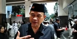 Komisaris PT Pembangunan Jaya Ancol Tbk, Lies Hartono atau Cak Lontong, saat diwawancarai awak media di Balai Kota Jakarta, Rabu, 30 April 2025. (Sumber: Poskota/M.Tegar Jihad)