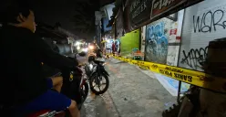 Warga melihat lokasi pembunuhan di Jalan Masjid Darussalam, Kelurahan Kedaung, Pamulang, Tangsel yang telah dipasang garis polisi, Rabu, 30 April 2025. (Sumber: Poskota/Angga Pahlevi)